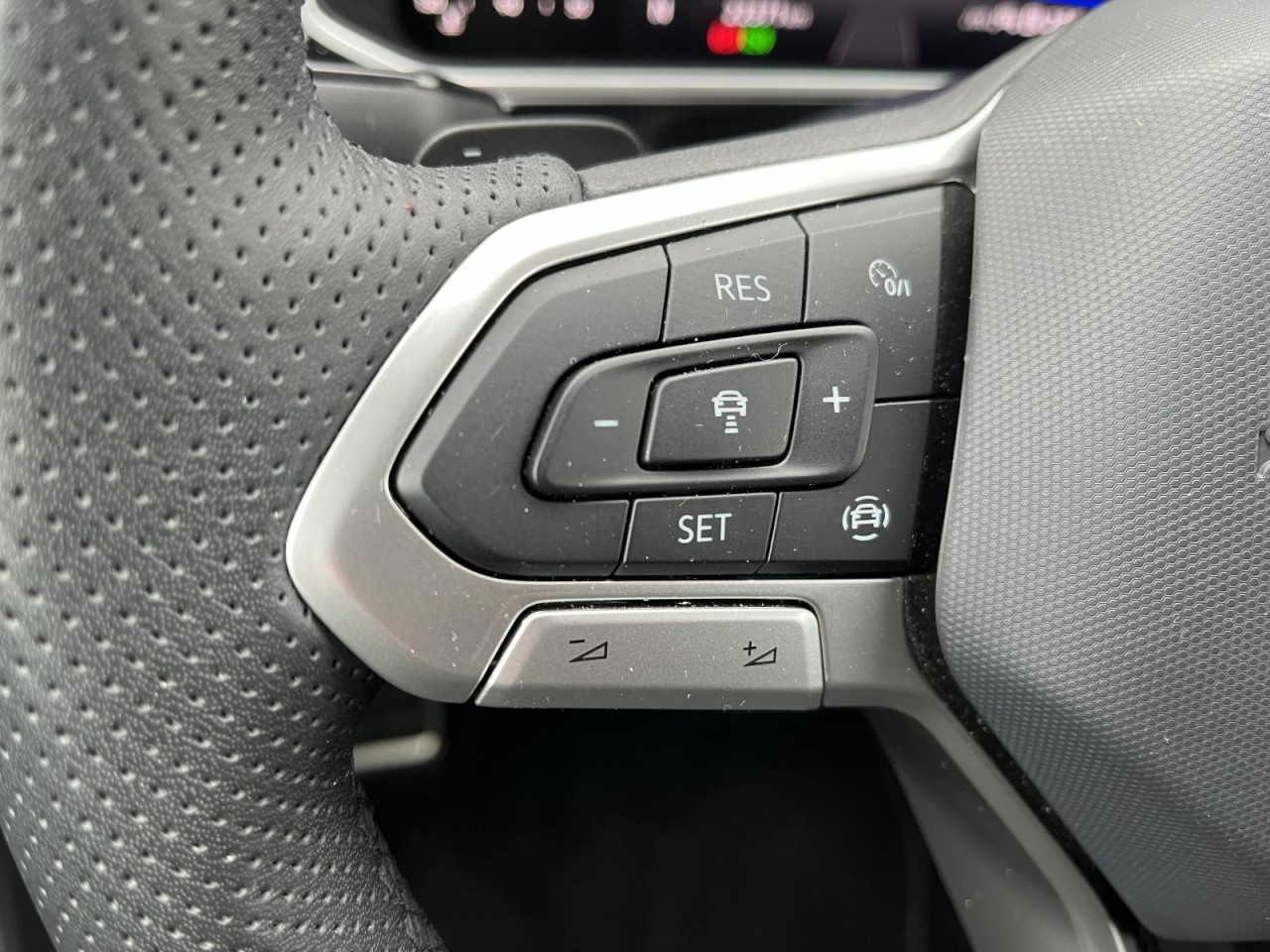 T-Roc 1.5 TSI DSG R-Line (LED+NAVI+AHK+RearView+ACC)