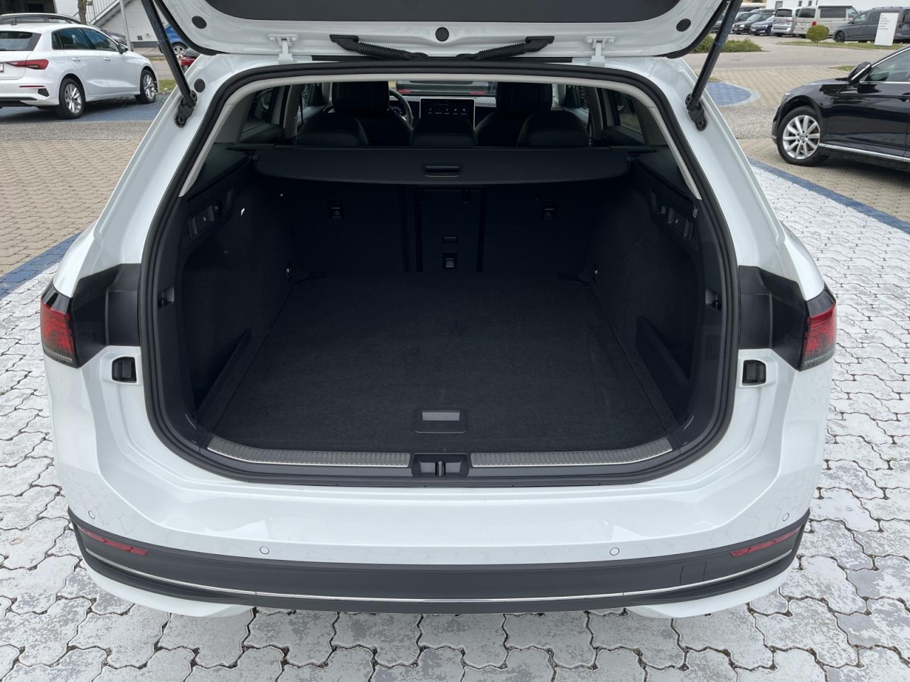 Passat Variant Business 1.5 eTSI DSG (Navi+LED+AHK+ACC)