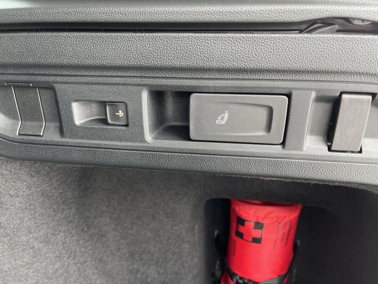 Passat Variant Business 1.5 eTSI DSG (Navi+LED+AHK+ACC)