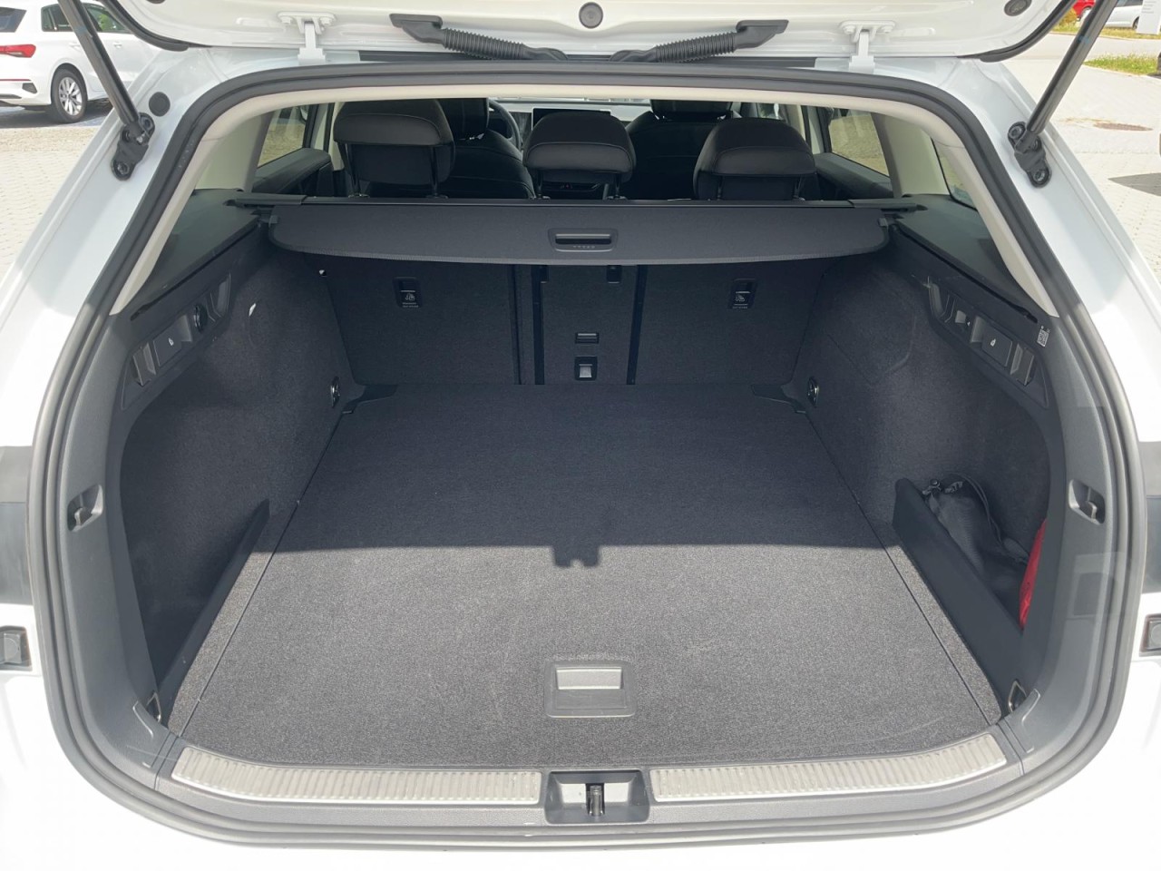 Passat Variant 1.5 eTSI Business DSG (LED+NAVI+APP+AHK+RearView)