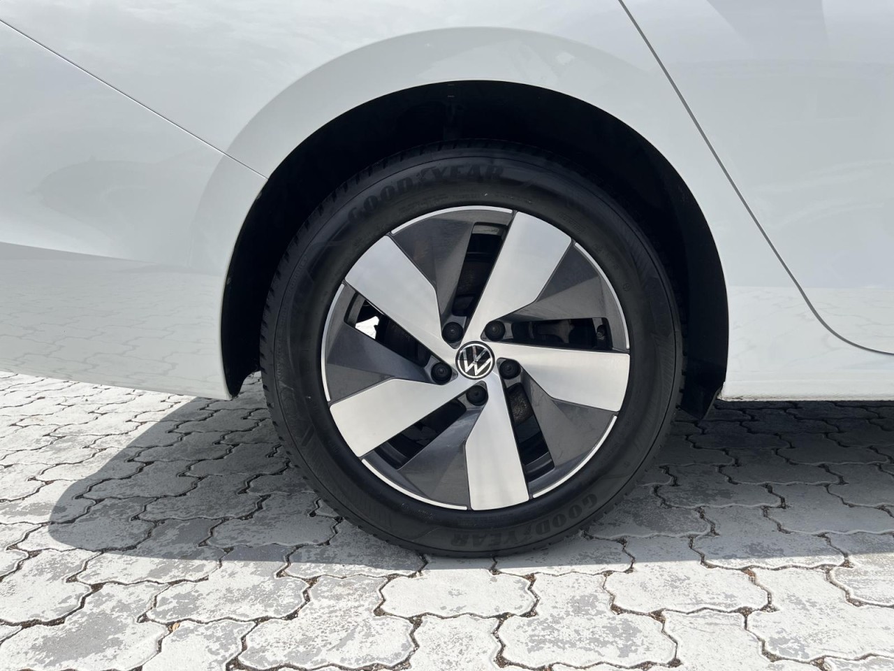 Passat Variant 1.5 eTSI Business DSG (LED+NAVI+APP+AHK+RearView)