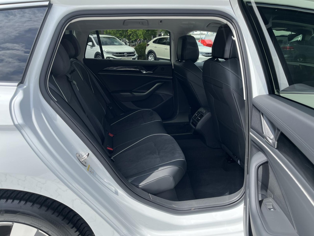 Passat Variant 1.5 eTSI Business DSG (LED+NAVI+APP+AHK+RearView)