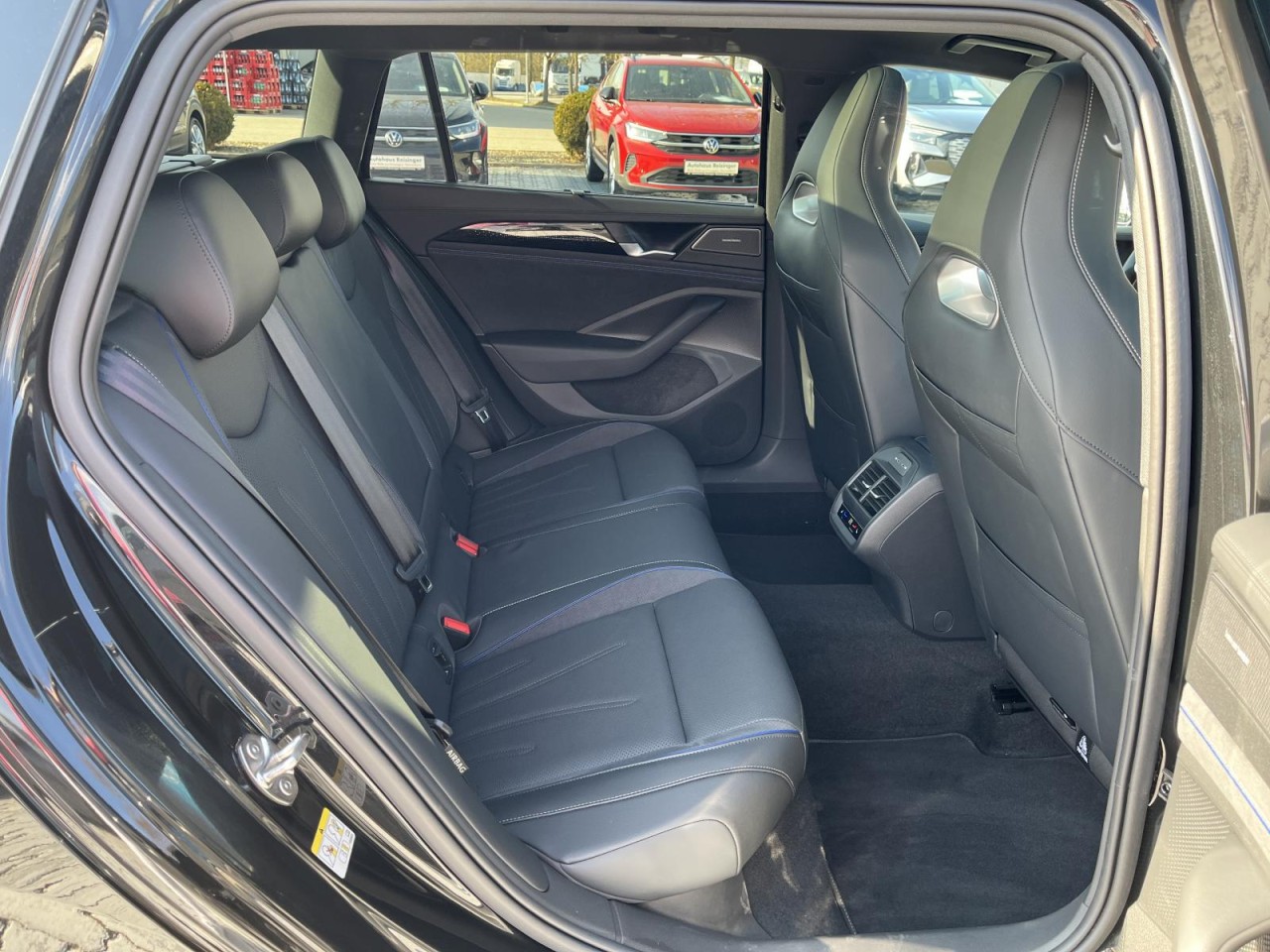 Passat Variant 2.0 TDI R-Line DSG (NAVI+IQLight+AHK+Panorama+Standh.+HeadUp)