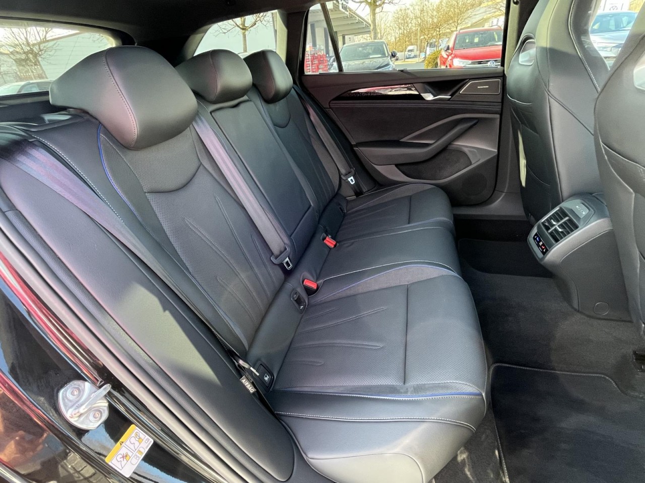 Passat Variant 2.0 TDI R-Line DSG (NAVI+IQLight+AHK+Panorama+Standh.+HeadUp)