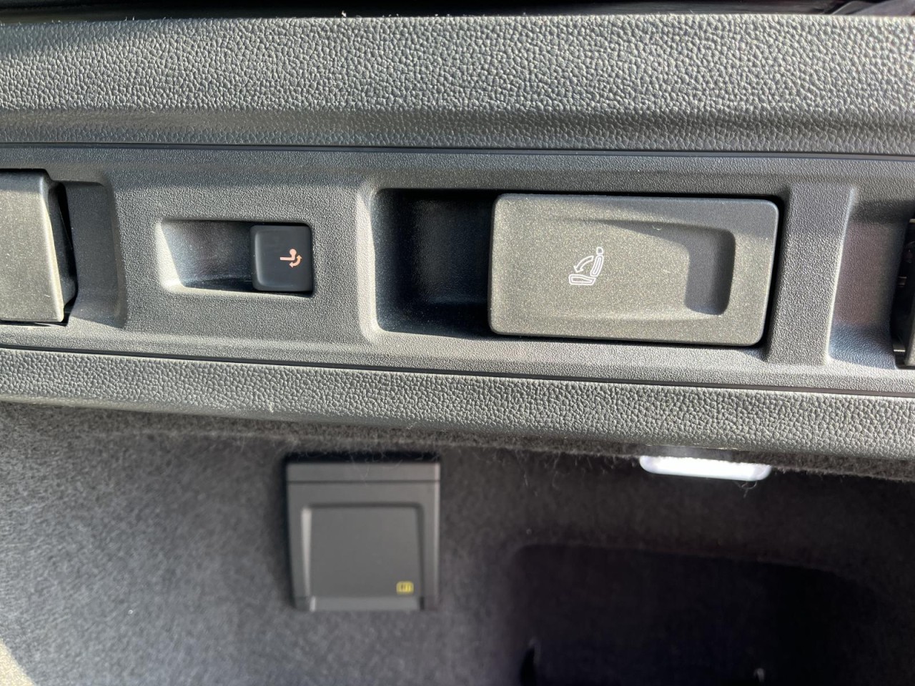 Passat Variant 2.0 TDI R-Line DSG (NAVI+IQLight+AHK+Panorama+Standh.+HeadUp)